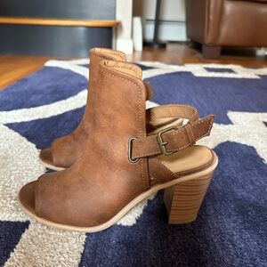 Women’s sandals with strap